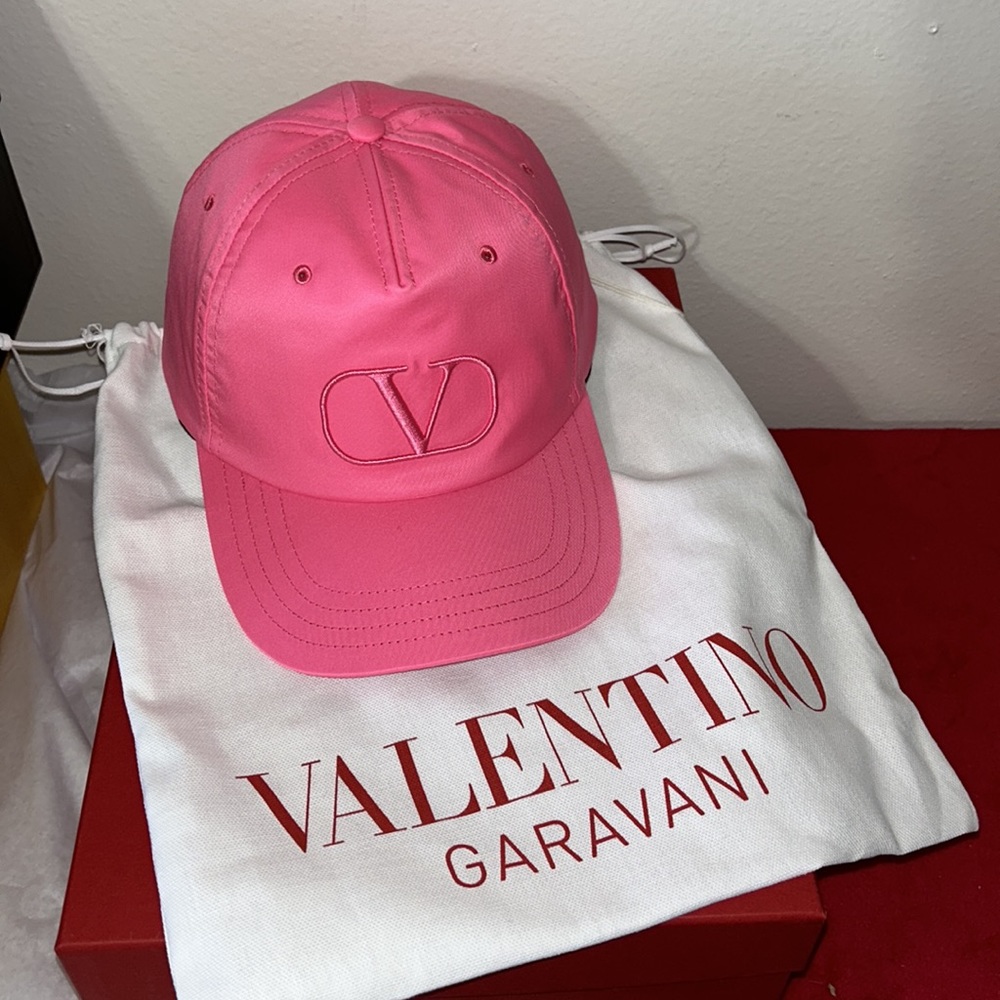 Valentino hat
